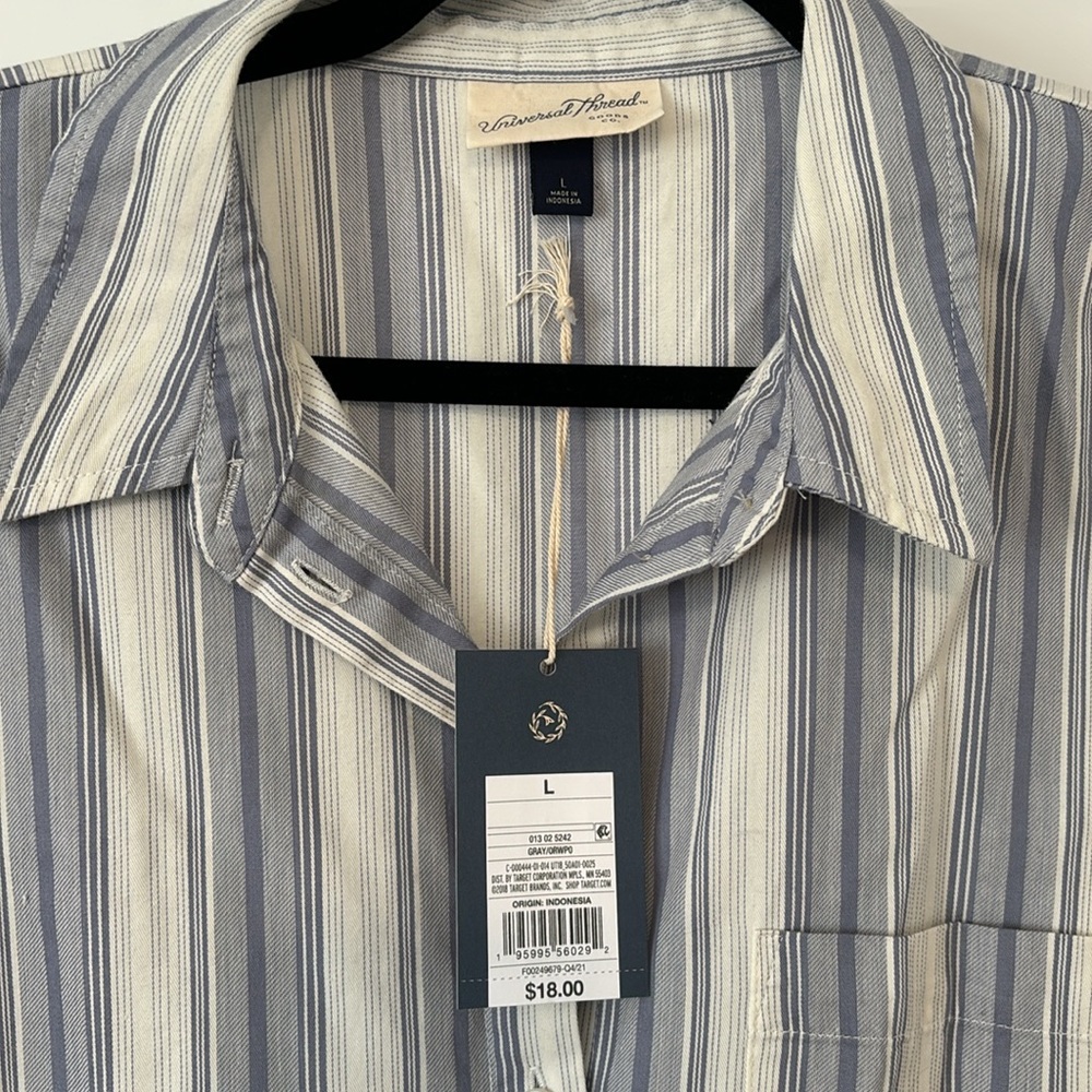 NWT Universal Threads Top - Picture 2 of 3